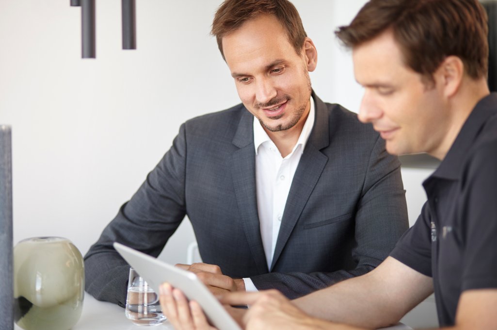 beratung-dr-feise-patient Herr Dr. Feise berät einen Patienten.