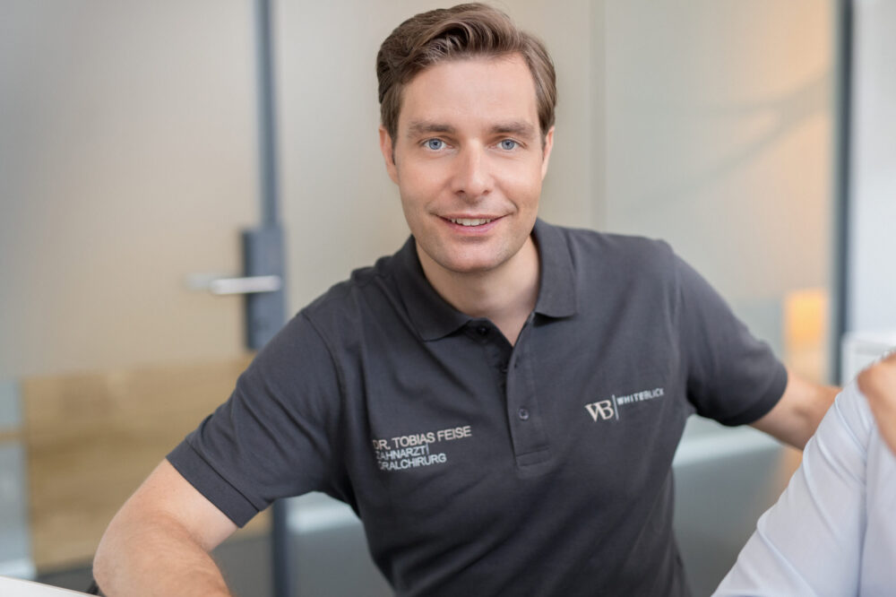 dr-feise-oralchirurg-und-zahnarzt Dr. Feise lächelt.