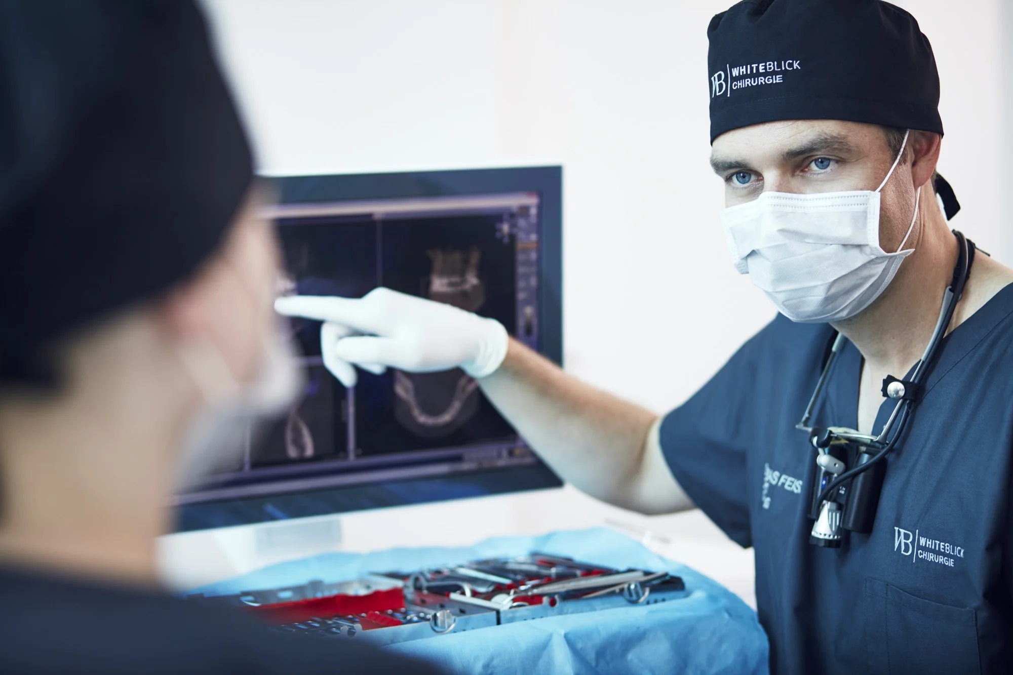 Fachzahnarzt Dr. Tobias Feise bespricht den chirurgischen Eingriff mit dem Team.