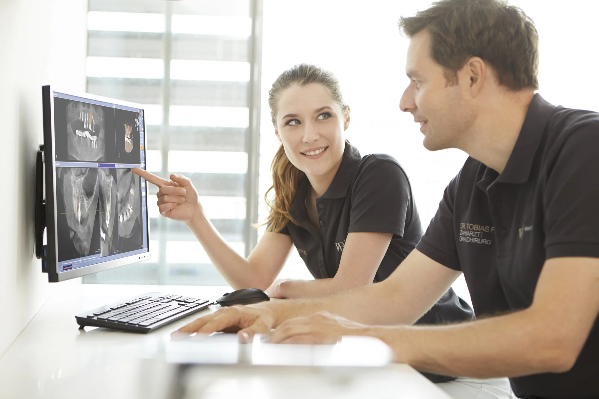 Behandler in Besprechung.