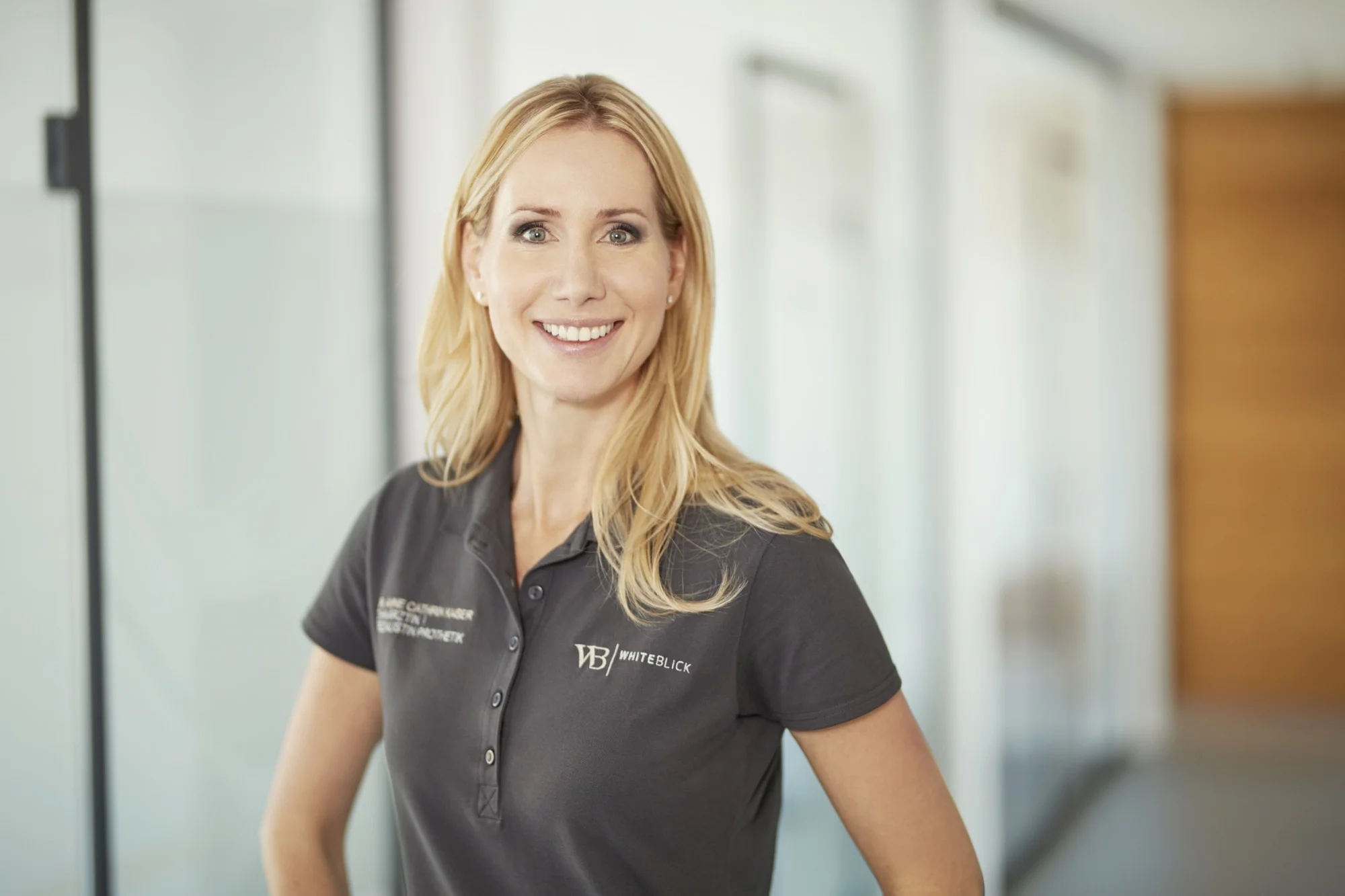 Porträt von Dr. Anne Cathrin Kaiser, Spezialistin für Prothetik bei WHITEBLICK.
