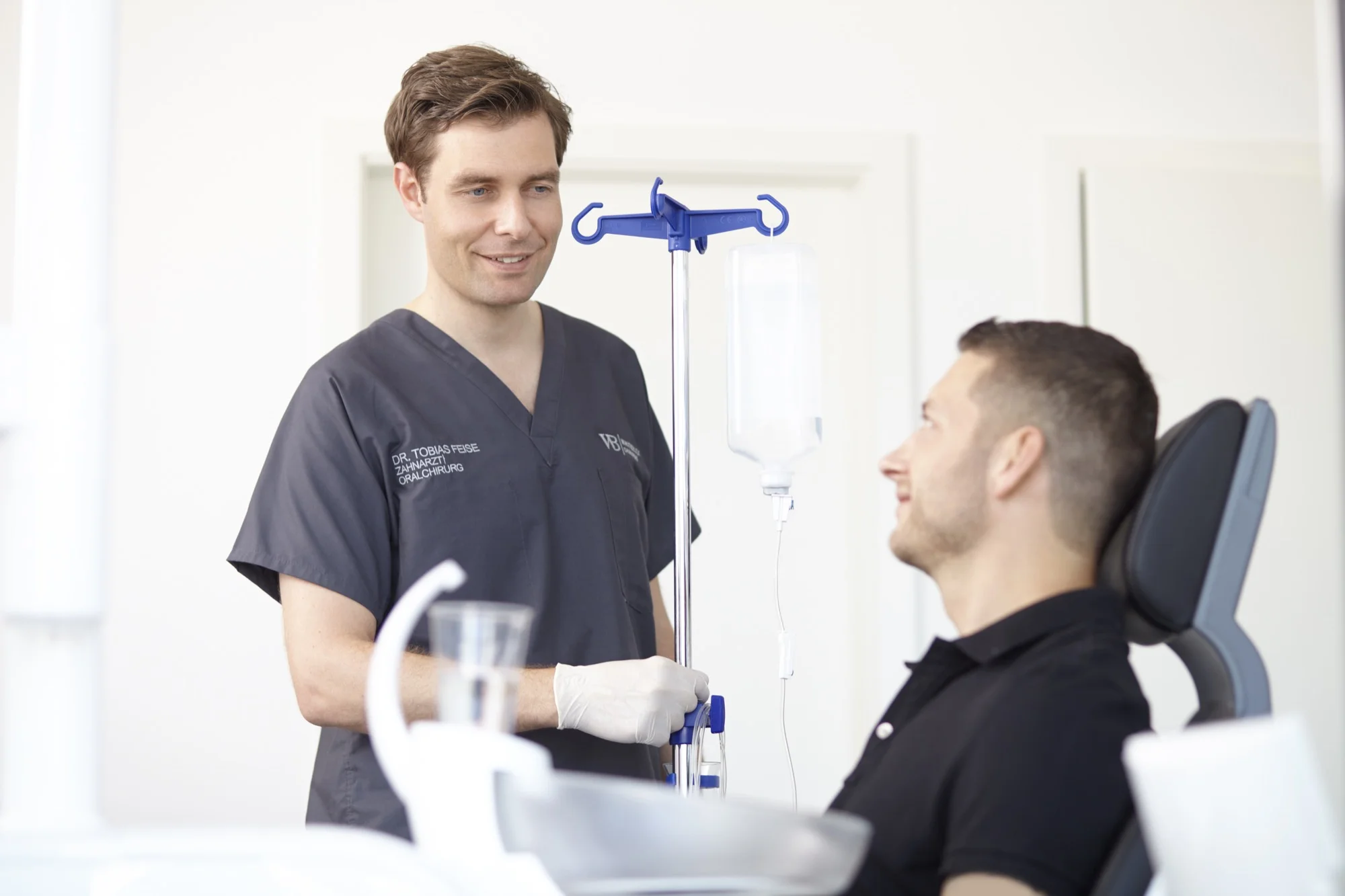 Dr. Tobias Feise bespricht mit einem Patienten die Sedierung.