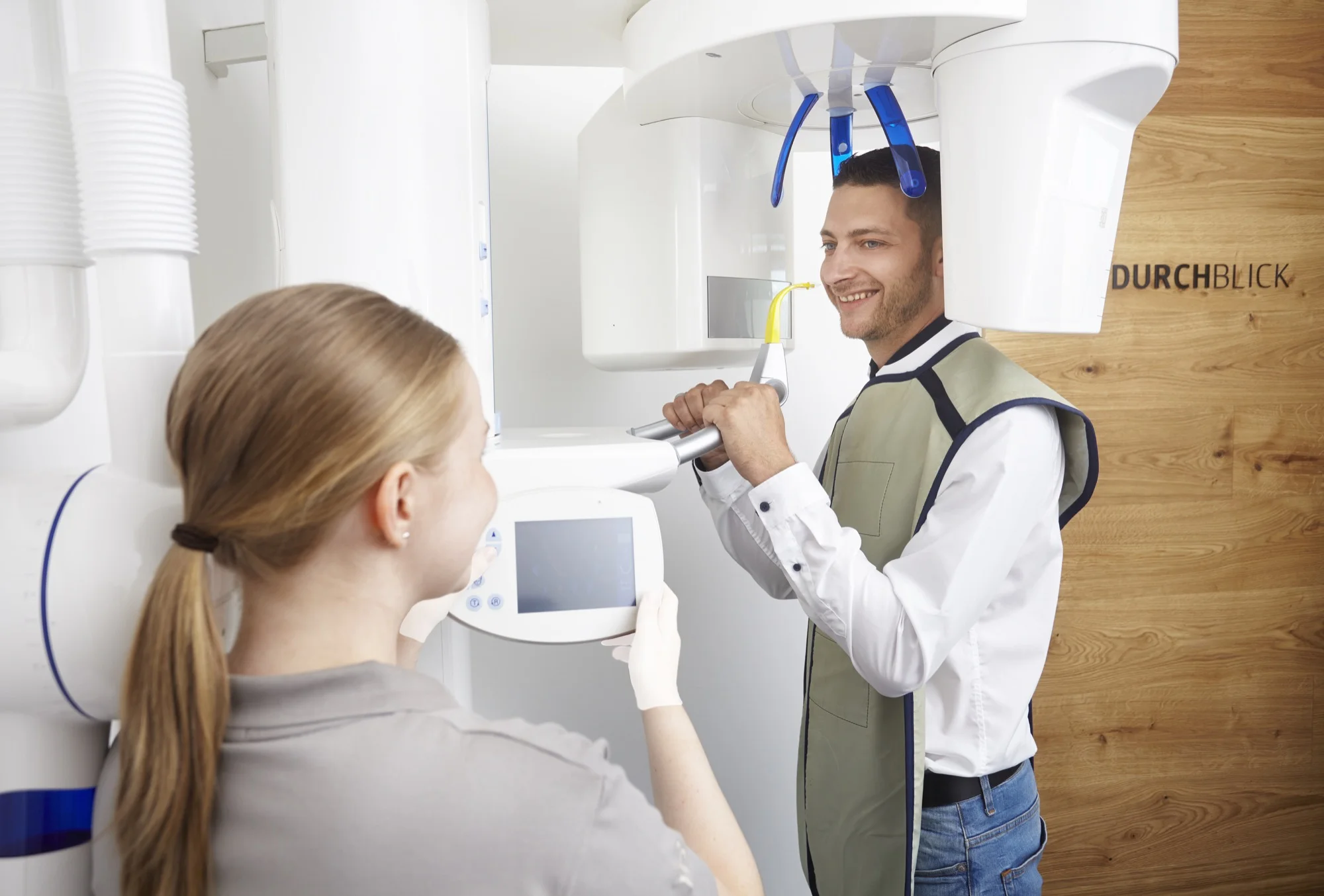 Patient mit Behandlungsassistentin beim digitalen Röntgen bei WHITEBLICK.