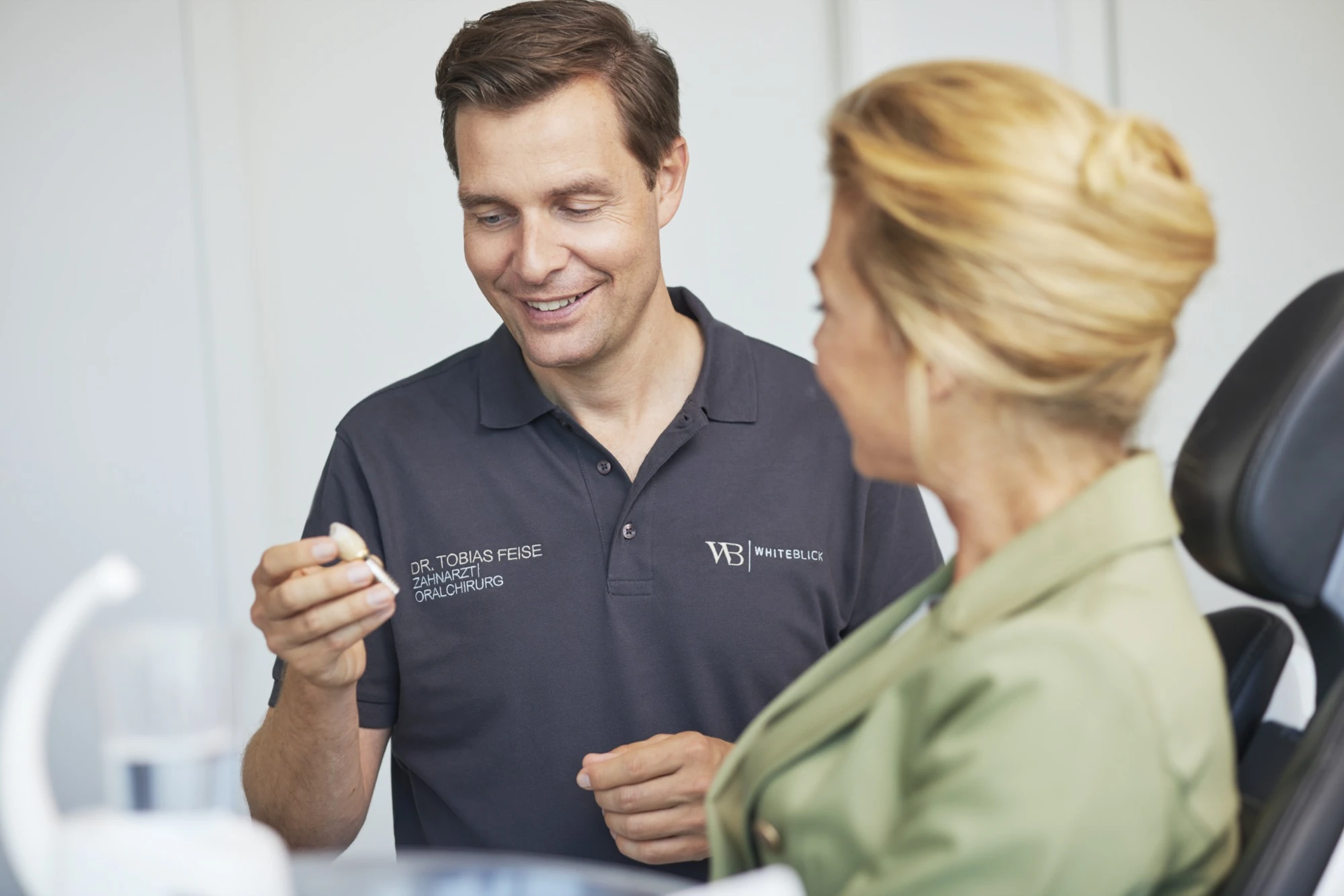 Dr. Tobias Feise, Fachzahnarzt für Oralchirurgie, berät eine Patientin zu Zahnimplantaten.
